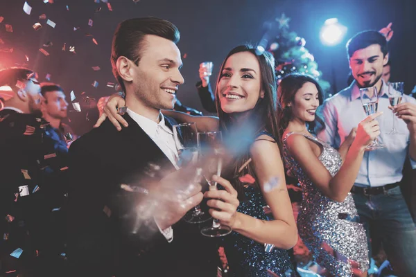 Nowy Rok Party Młoda Para Taniec Kieliszków Szampana Dłoni Tle — Zdjęcie stockowe
