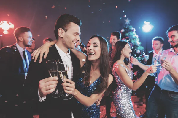 Nowy rok party. Młoda para taniec z kieliszków szampana w dłoni. — Zdjęcie stockowe