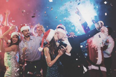 Genç bir çift yeni yıl partisinde eğleniyor. Selfie bir smartphone cep telefonu ile yaptıkları.