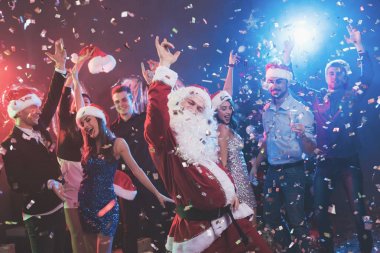 Noel Baba yeni yıl partisinde eğlenceli olduğu gibi giyinmiş bir adam. Onu birlikte iyi eğlenceler arkadaşlar. Etraflarında konfeti, çok renkli sis çerçevede bir uçar. Çok neşeli insanlardır.