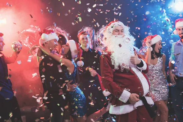 Homem Vestido Papai Noel Diverte Uma Festa Ano Novo Juntamente — Fotografia de Stock