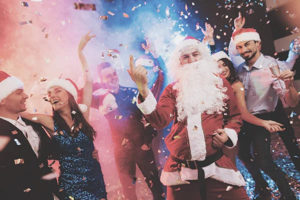 Homem Vestido Papai Noel Diverte Uma Festa Ano Novo Juntamente — Fotografia de Stock