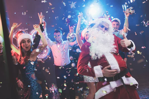 Hombre Vestido Papá Noel Divierte Una Fiesta Año Nuevo Junto —  Fotos de Stock
