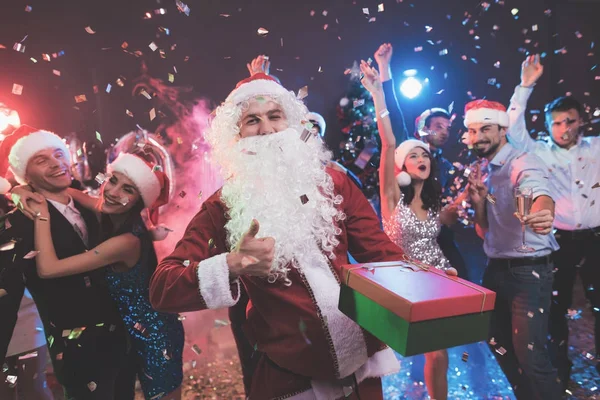 Homem Vestido Papai Noel Diverte Uma Festa Ano Novo Juntamente — Fotografia de Stock