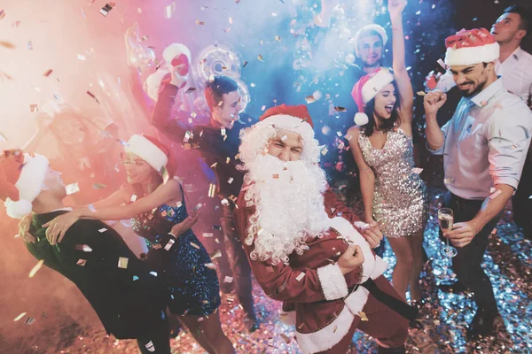 Homem Vestido Papai Noel Diverte Uma Festa Ano Novo Juntamente — Fotografia de Stock