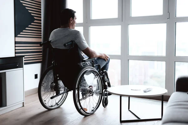 Personne Handicapée Fauteuil Roulant Assoit Devant Une Grande Fenêtre Panoramique — Photo