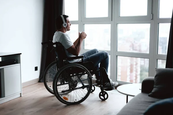 Une Personne Handicapée Fauteuil Roulant Assoit Devant Une Grande Fenêtre — Photo