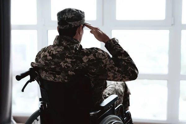 Інваліди Військовій Формі Сидять Інвалідному Візку Він Дивиться Вікно Салюти — стокове фото