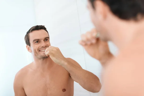 Hombre Está Parado Baño Por Mañana Cepillándose Los Dientes Sonríe —  Fotos de Stock