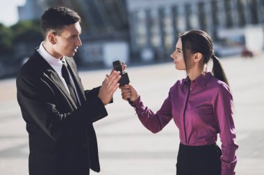 Adam bir gazeteci kız bir röportaj vermeyi reddediyor