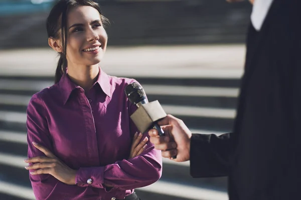 Affärskvinna som ger en intervju till en man — Stockfoto