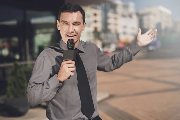 The journalist is pointing at the object and telling something — Stock Photo, Image