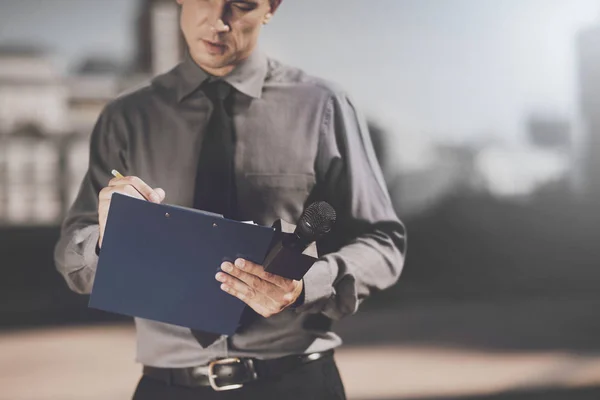 The journalist takes notes on his sheet — Stock Photo, Image