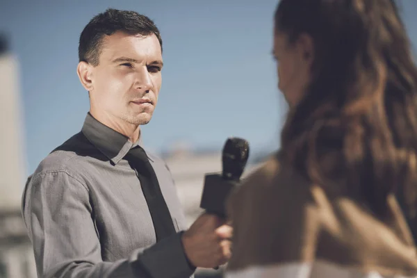 Un hombre con una cara seria entrevista a una mujer — Foto de Stock