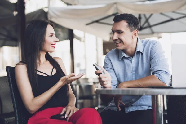 Una periodista hablando con una hermosa chica —  Fotos de Stock