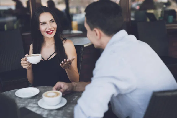 Prata med en man i en restaurang — Stockfoto