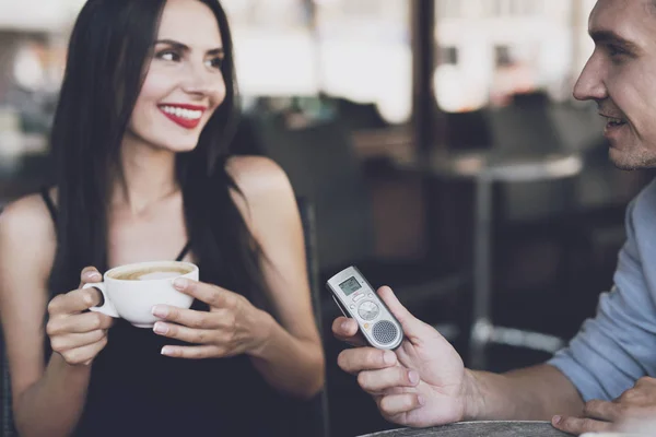 Bir adam bir dictophone kız yakınındaki tutuyor — Stok fotoğraf