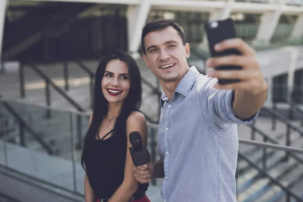 Un journaliste fait un selfie avec une fille — Photo