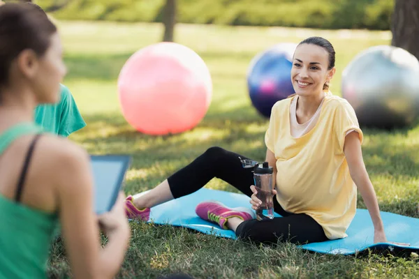 Schwangerschaftsyoga Drei Schwangere Frauen Kamen Zum Yoga Kurs Vor Ihnen — Stockfoto
