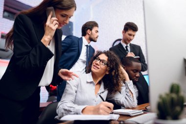 İnsanlar yeni yıl ofiste çalışıyorum. Çalışan bilgisayarda arıyorlar. Onlardan birini aramaları.