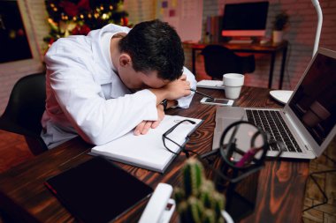 Doktor New Year's Eve üzerinde çalışır. O çok yorgun ama çalışmaya devam eder.