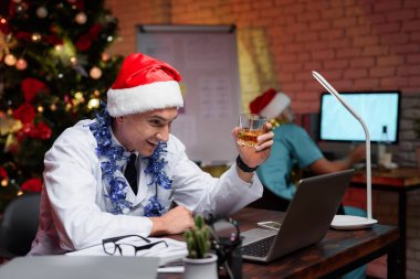 Doktor New Year's Eve üzerinde çalışır. Onun yeni yıl kap üzerinde koymak ve bir bardak viski tutar.