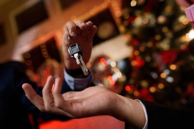 Yakın çekim. İşadamları New Year's Eve üzerinde çalışıyorum. Onlardan biri evinden başka bir kuuchi verir.