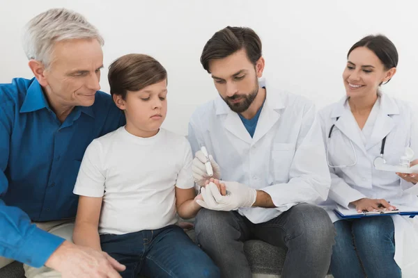 Ragazzo Con Nonno Una Clinica Medica Dottore Prende Campione Sangue — Foto Stock