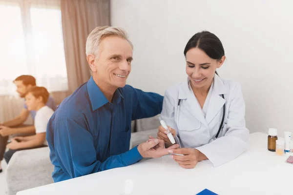 Eine Krankenschwester Entnimmt Eine Blutprobe Mit Dem Vertikutierer Eines Alten — Stockfoto