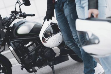 Genç bir adam ve bir kız bir elektrikli motosiklet duruyorsun.