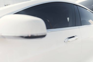 Elektrikli makine şarj etmek için şarj istasyonunda durdu.