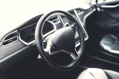 Elektrikli makine şarj etmek için şarj istasyonunda durdu.