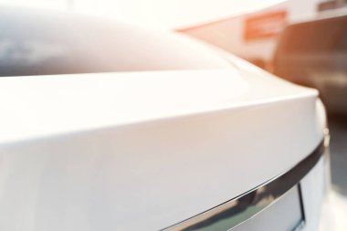 Elektrikli makine şarj etmek için şarj istasyonunda durdu.