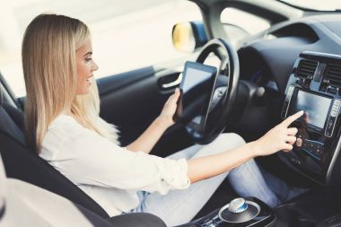 Genç bir kız düğmeleri elektrikli araç kontrol cihazları üzerinde presler.