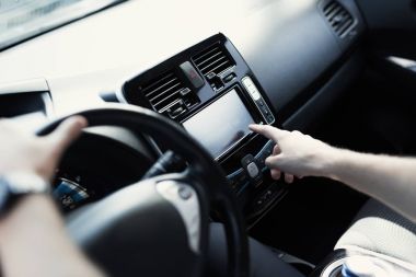 Bir adam bir elektrikli araç sürücüleri.