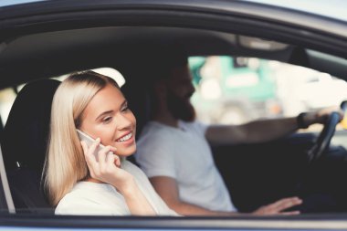 Genç bir çift konforlu modern elektrikli otomobil kulübede oturuyor.