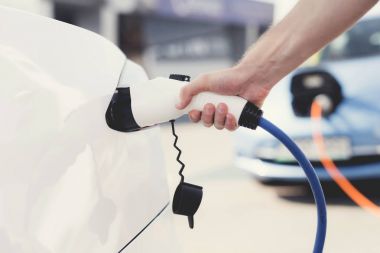 Elektrikli makine şarj etmek için şarj istasyonunda durdu.