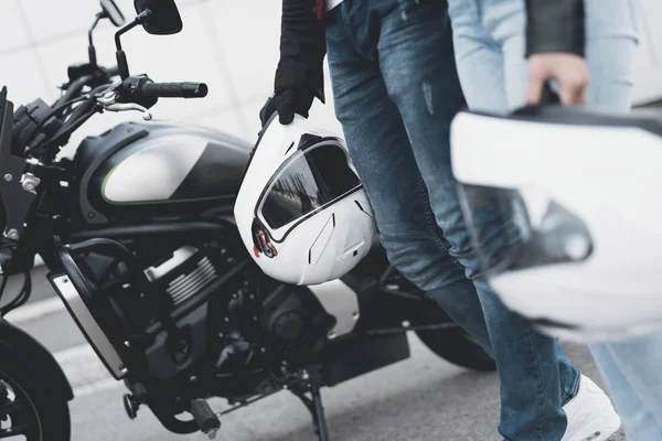 A young guy and a girl are standing near an electric motorcycle. — Stock Photo, Image