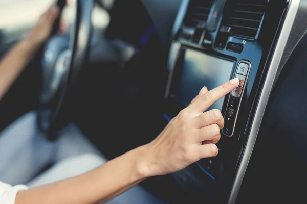 Ein junges Mädchen drückt Knöpfe an Steuergeräten für Elektrofahrzeuge. — Stockfoto