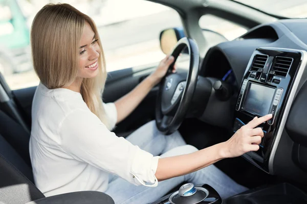 En ung flicka pressar knappar på elektriska fordon Kontrollera enheter. — Stockfoto