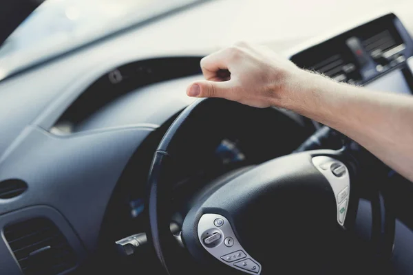 Ein Mann fährt ein Elektrofahrzeug. — Stockfoto