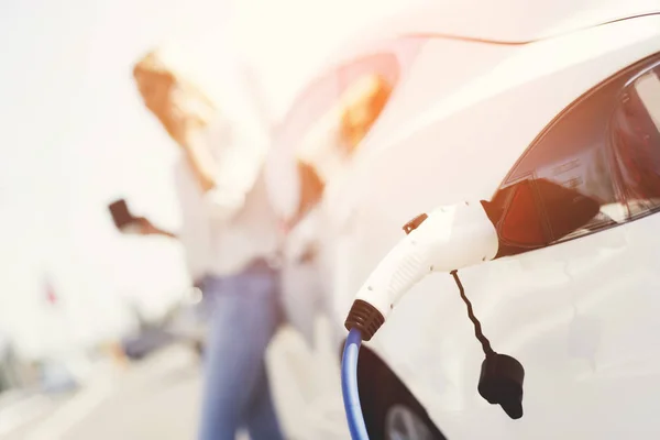 De elektrische machine gestopt bij het laadstation te laden. — Stockfoto