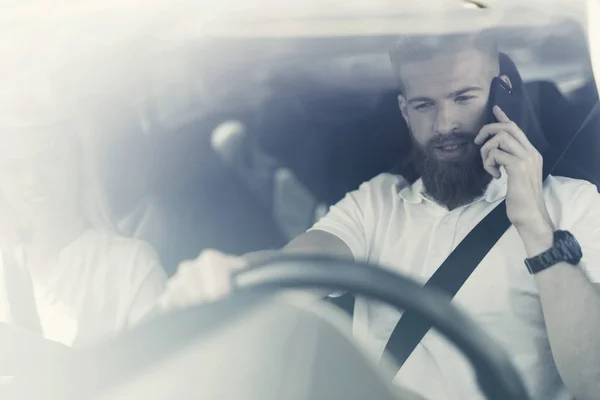 Un giovane con la barba siede al volante di un veicolo elettrico . — Foto Stock