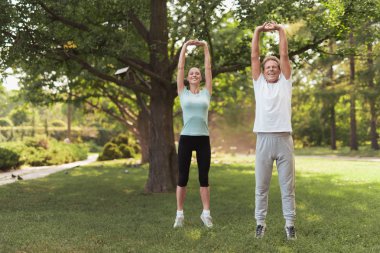 İki Park yapıyor. Germe eller yapıyorlar