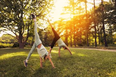 Kız ve annesi de amuda Park