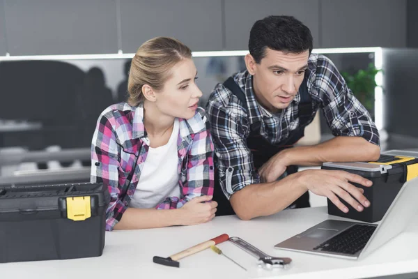 Man en vrouw in de keuken van de klant, de reparatiewerkzaamheden voorbereiden. — Stockfoto