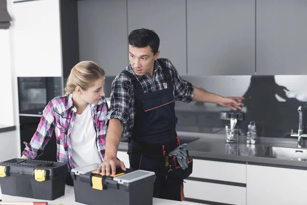 Homem e mulher na cozinha do cliente, preparando-se para o trabalho de reparação . — Fotografia de Stock