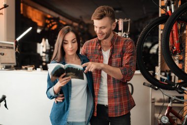 Genç bir çift yeni bir bisiklet seçmek için bisiklet dükkana geldi.