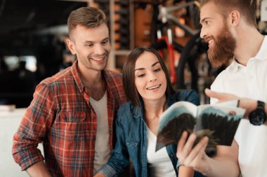 Genç bir çift yeni bir bisiklet seçmek için bisiklet dükkana geldi.