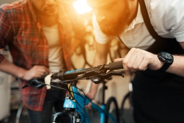 Genç bir adam Onun Bisiklet tamir atölyesi için geldi.